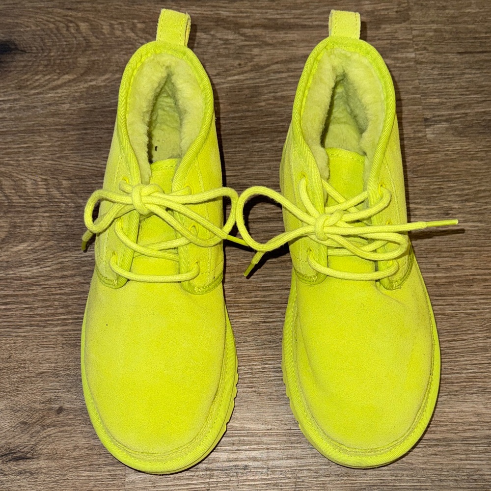 UGG Neumel chukka boots in the lime size - 8